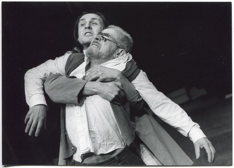 William Shakespeare, Król Lear, reż. Piotr Cieplak, Teatr Powszechny w Warszawie, 2001 | Adam Woronowicz (Edgar), Władysław Kowalski (Hrabia Gloucester) | fot. Dariusz Senkowski