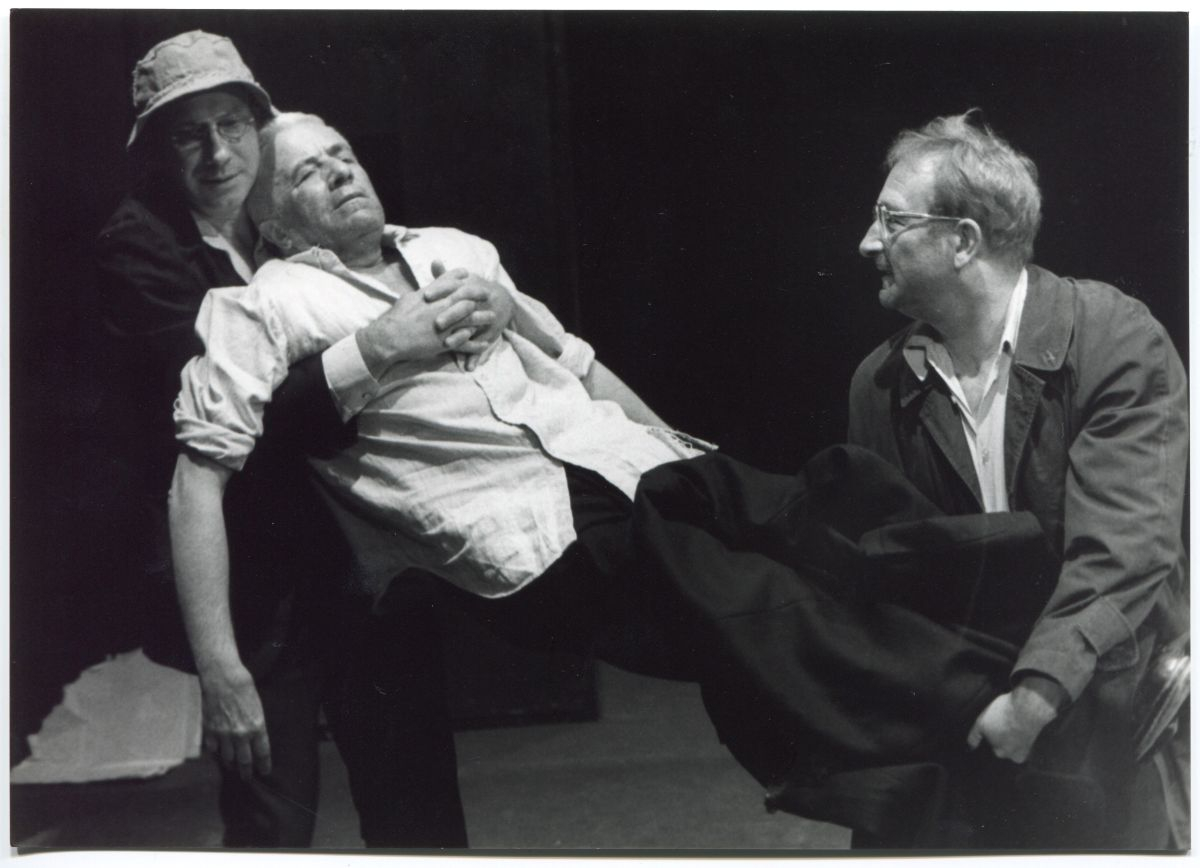 William Shakespeare, <i>Król Lear</i>, reż. Piotr Cieplak, Teatr Powszechny w Warszawie, 2001 </br>Piotr Machalica (Błazen), Zbigniew Zapasiewicz (Król Lear), Kazimierz Kaczor (Hrabia Kent) </br>fot. Dariusz Senkowski